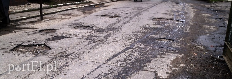 Zdjęcie dziur na ulicy Królewieckiej koło budynku dawnego Plastyku. Autorem zdjęcia jest pani Ania.