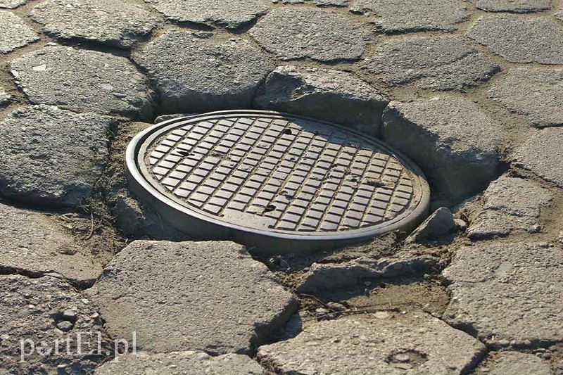 Dziura na ul. Zajchowskiego, koło żłobka. Autorem zdjęcia jest pan Krzysztof 
