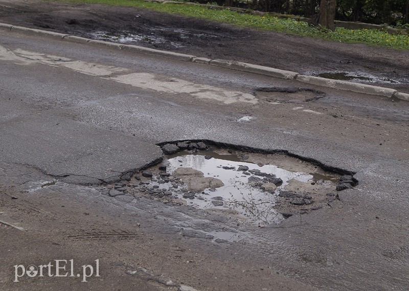 Dziura na ul. Królewieckiej, obok budynku byłego Plastyku. Autorem zdjęcia jest pani Ania. 
