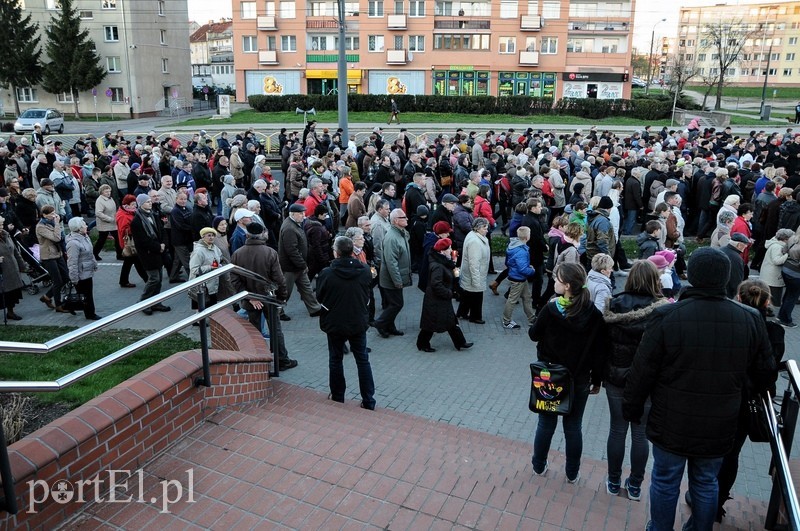 Tysiące wiernych przeszło przez miasto zdjęcie nr 86179