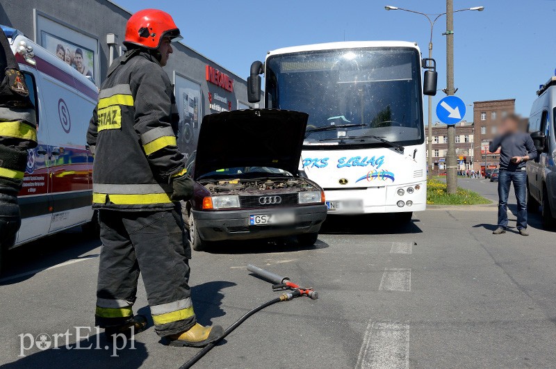 Audi wjechało wprost pod autokar zdjęcie nr 86419