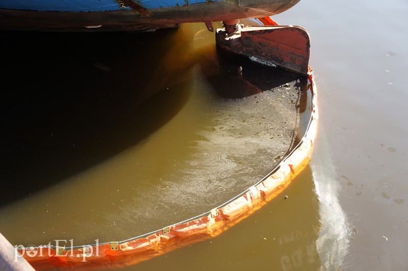 Wyciek ze statku na rzece Elbląg zdjęcie nr 86553