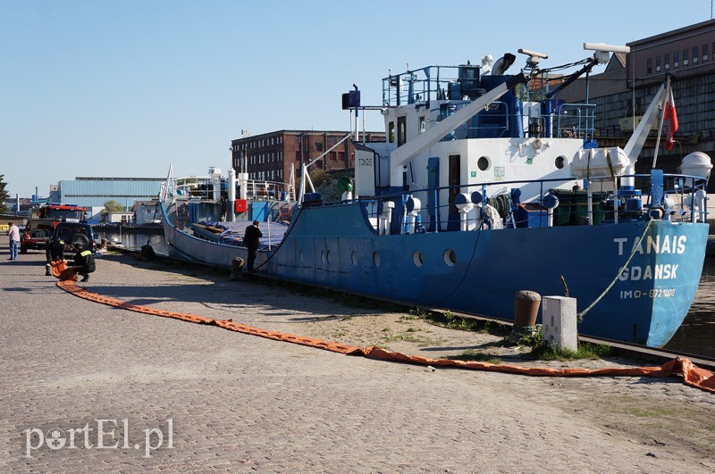 Wyciek ze statku na rzece Elbląg zdjęcie nr 86554