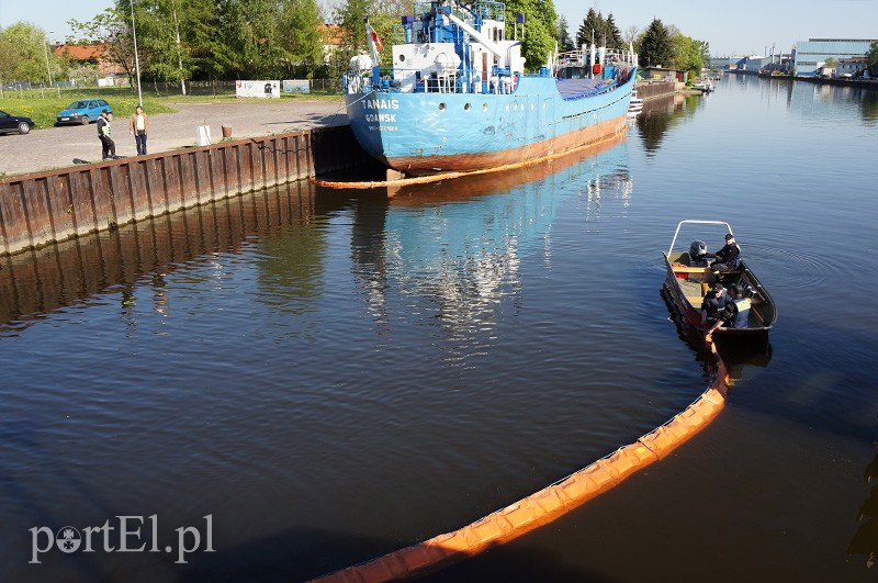 Wyciek ze statku na rzece Elbląg zdjęcie nr 86556