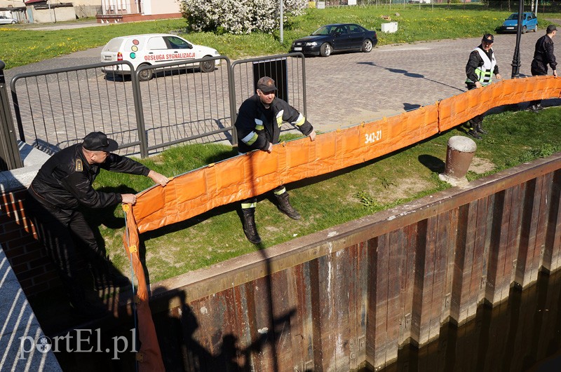 Wyciek ze statku na rzece Elbląg zdjęcie nr 86555