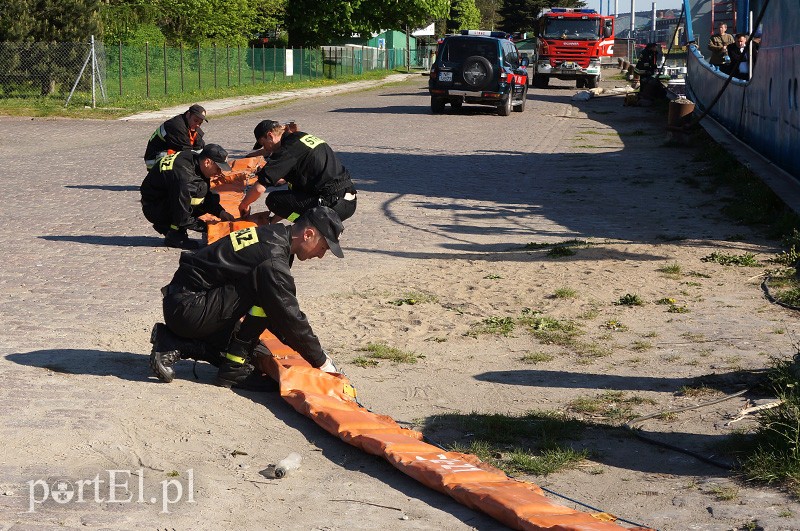 Wyciek ze statku na rzece Elbląg zdjęcie nr 86549