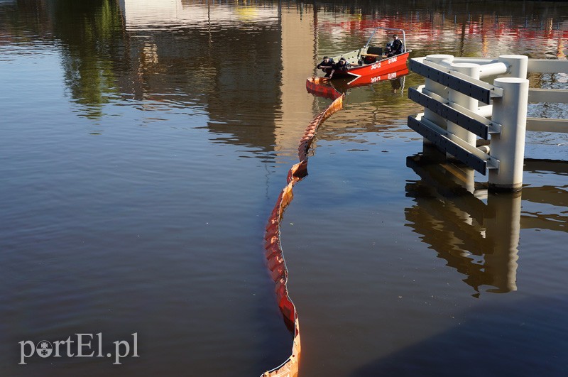Wyciek ze statku na rzece Elbląg zdjęcie nr 86558