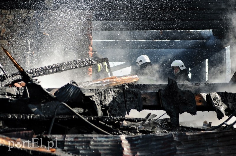 Raczki Elbląskie: spłonął zabytkowy dom zdjęcie nr 86830
