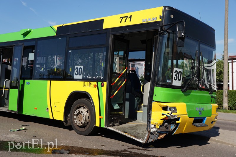 Wymusił pierwszeństwo i uderzył w autobus zdjęcie nr 88060