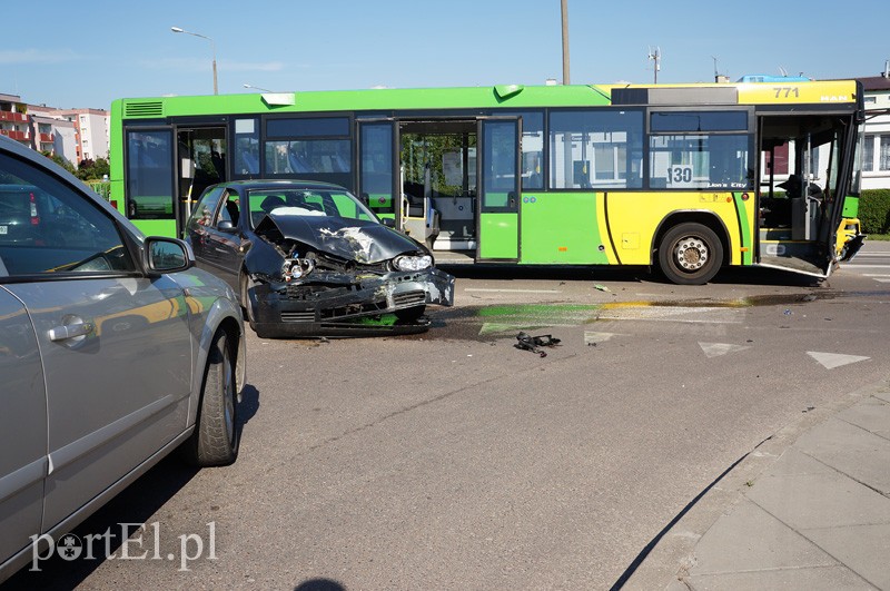 Wymusił pierwszeństwo i uderzył w autobus zdjęcie nr 88069