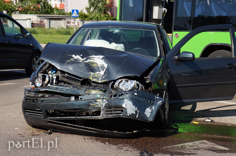 Wymusił pierwszeństwo i uderzył w autobus zdjęcie nr 88061