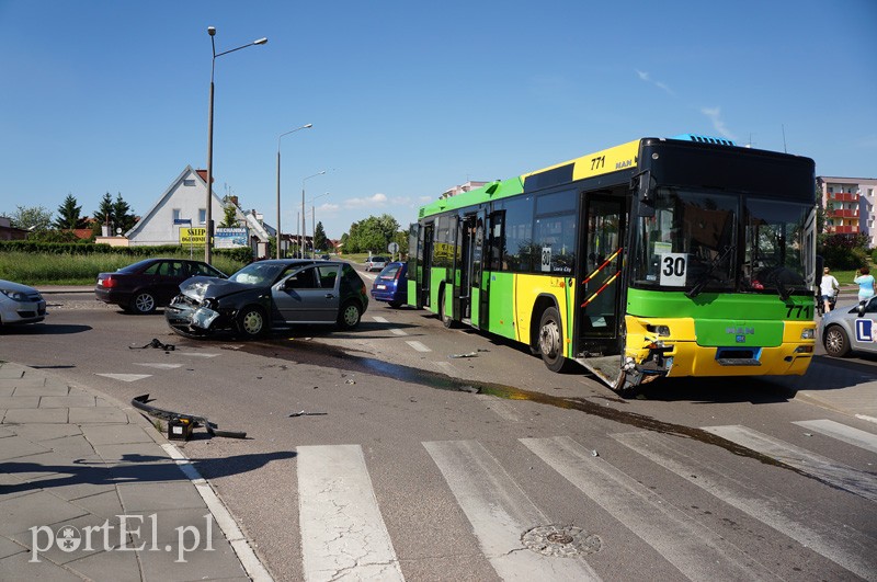 Wymusił pierwszeństwo i uderzył w autobus zdjęcie nr 88058