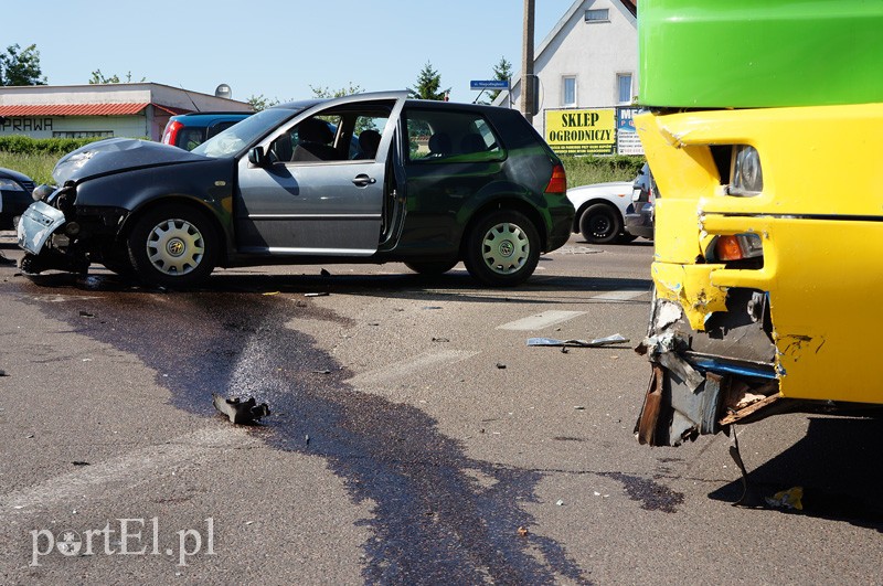 Wymusił pierwszeństwo i uderzył w autobus zdjęcie nr 88064