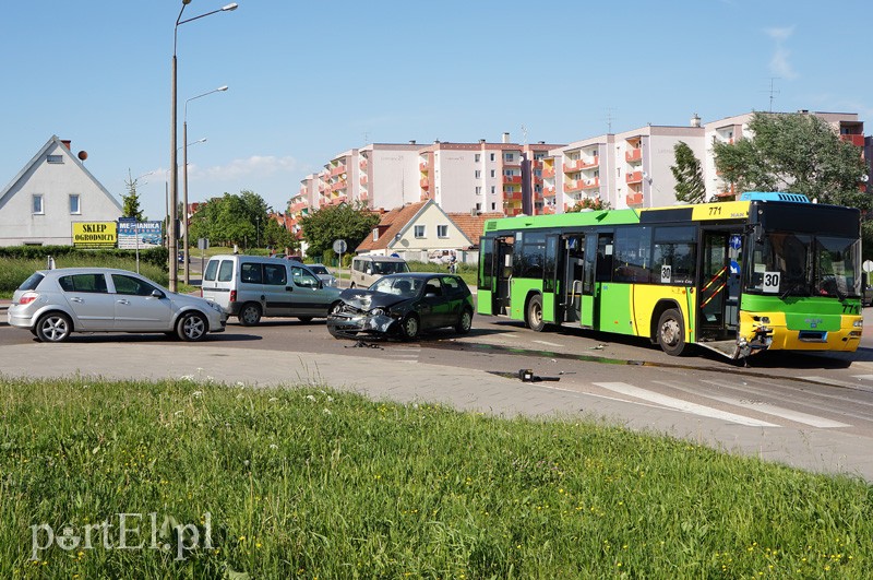 Wymusił pierwszeństwo i uderzył w autobus zdjęcie nr 88068