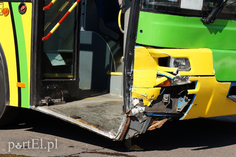 Wymusił pierwszeństwo i uderzył w autobus zdjęcie nr 88059