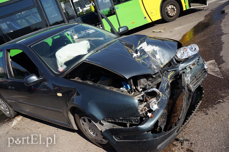 Wymusił pierwszeństwo i uderzył w autobus zdjęcie nr 88062