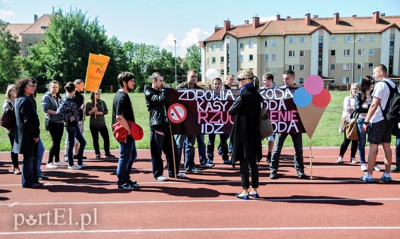 Ta młodzież nie chce palić zdjęcie nr 88491