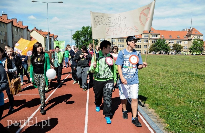 Ta młodzież nie chce palić zdjęcie nr 88510