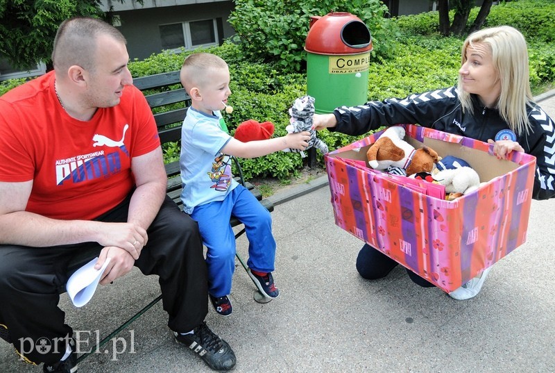 Pluszaki od Startu i kibiców powędrowały do dzieci zdjęcie nr 88656