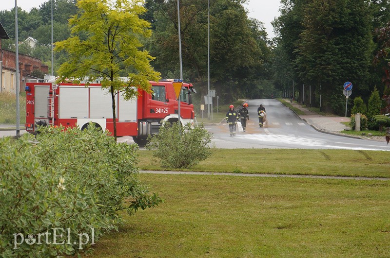 Drogi zalane olejem z uszkodzonego kombajnu zdjęcie nr 90081