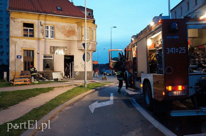 Nocny pożar w zakładzie fryzjerskim zdjęcie nr 90774