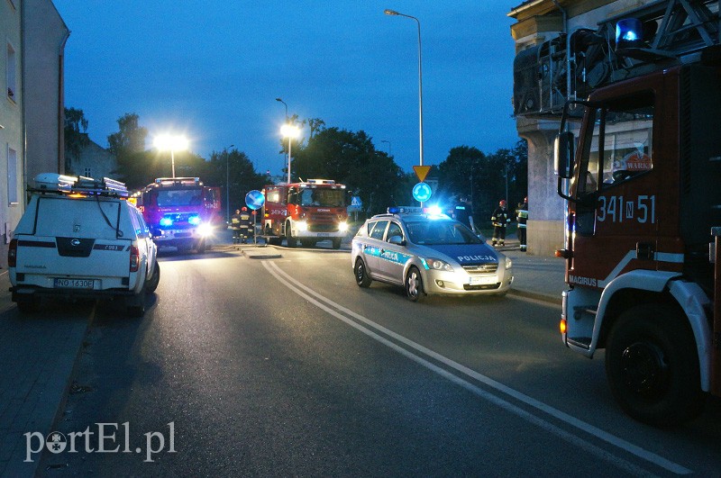 Nocny pożar w zakładzie fryzjerskim zdjęcie nr 90771