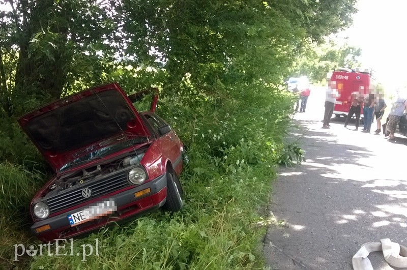 Golf wylądował w rowie - wypadek Wiśniewo zdjęcie nr 90970