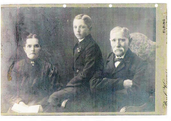 Mały Gerhard z dziadkami ze strony matki