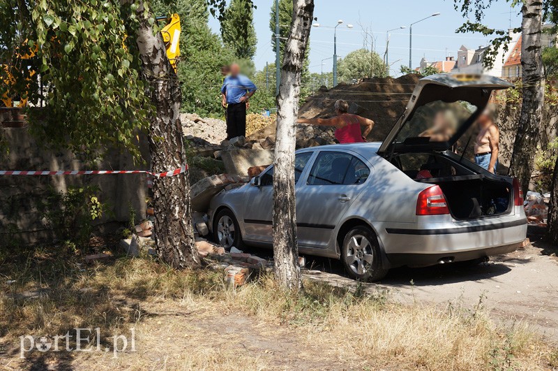Mur runął na samochód zdjęcie nr 91752