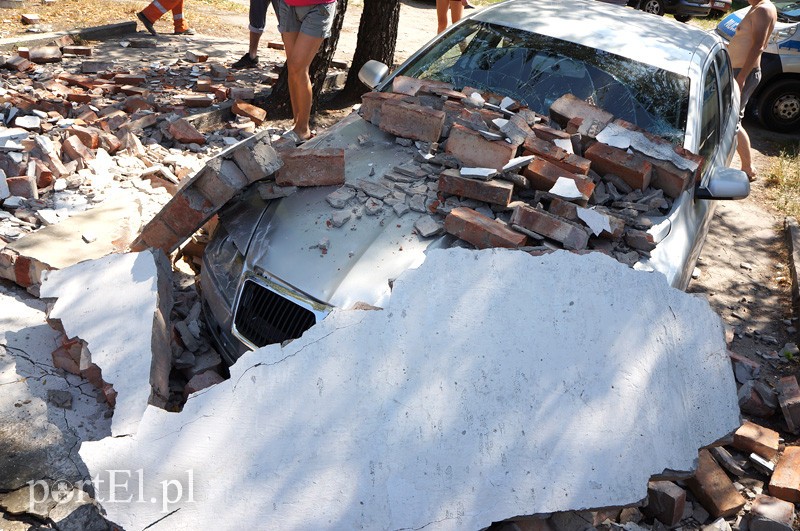 Mur runął na samochód zdjęcie nr 91749