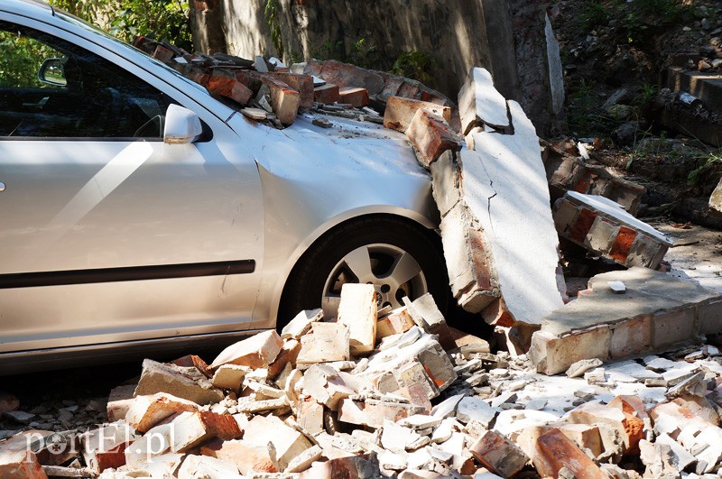 Elbląg Mur runął na samochód