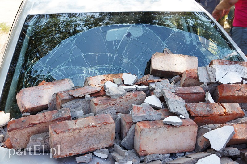 Mur runął na samochód zdjęcie nr 91748