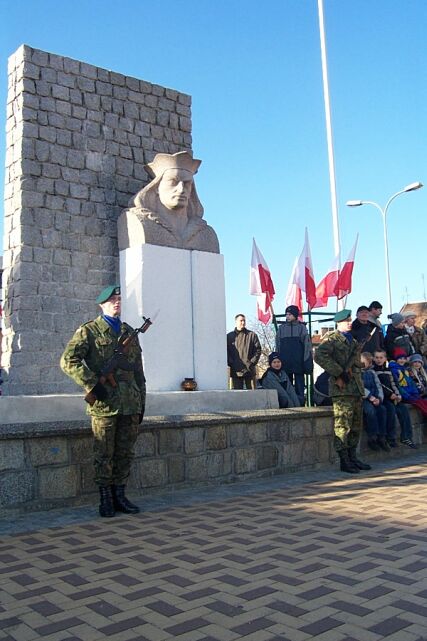  
Warta honorowa pod pomnikiem Kazimierza Jagiellończyka.