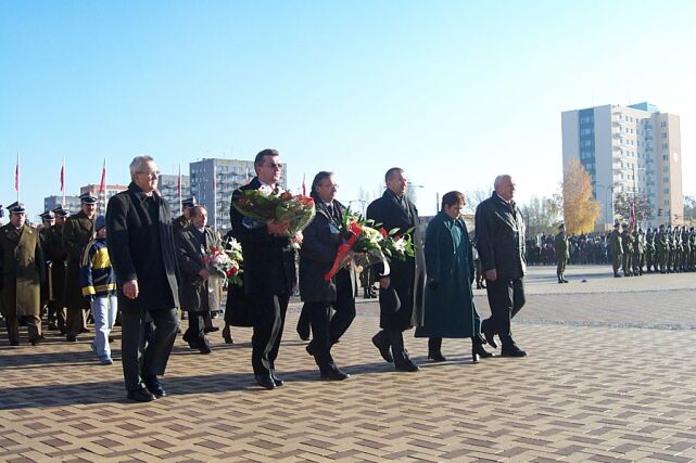  
Elblążanie składający wiązanki pod pomnikiem króla.