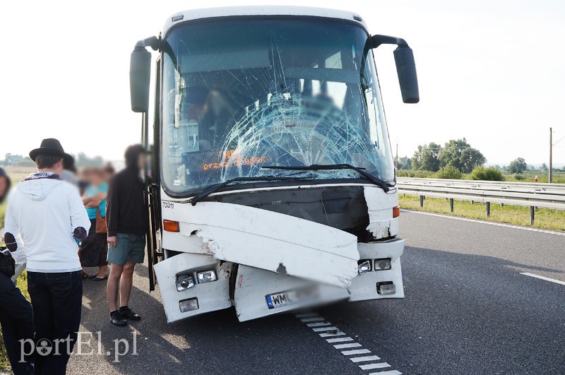 S7: autokar uderzył w tył cysterny zdjęcie nr 92433