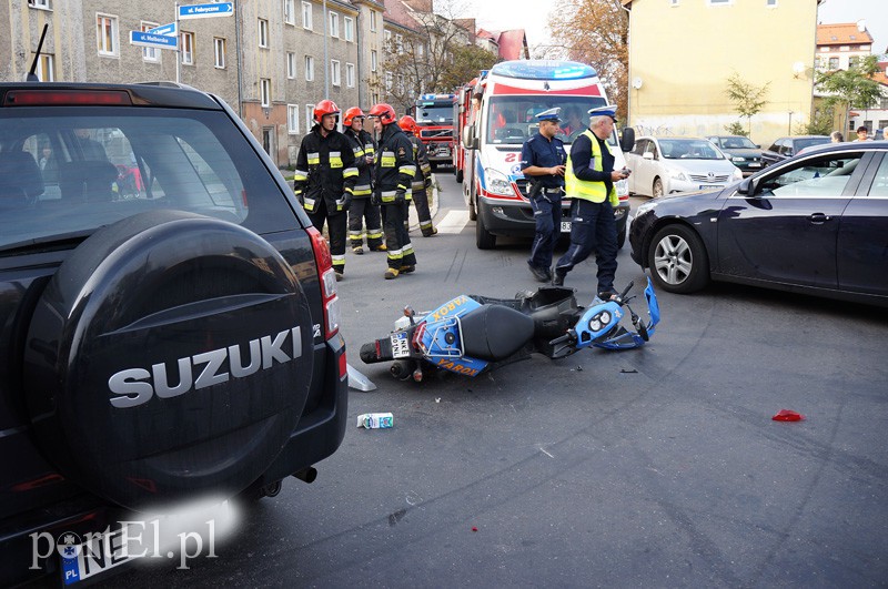 Zderzenie skutera z osobówką. Dwie osoby w szpitalu zdjęcie nr 95161