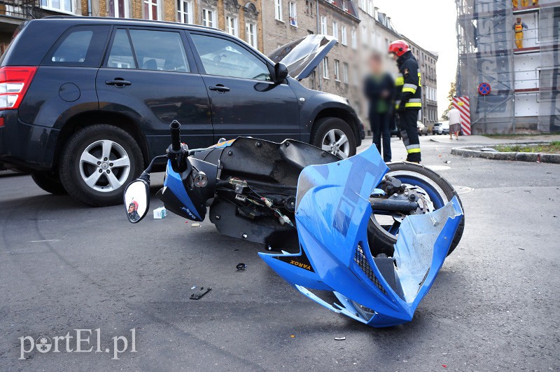 Zderzenie skutera z osobówką. Dwie osoby w szpitalu zdjęcie nr 95160