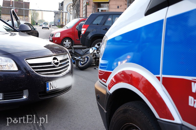 Zderzenie skutera z osobówką. Dwie osoby w szpitalu zdjęcie nr 95165