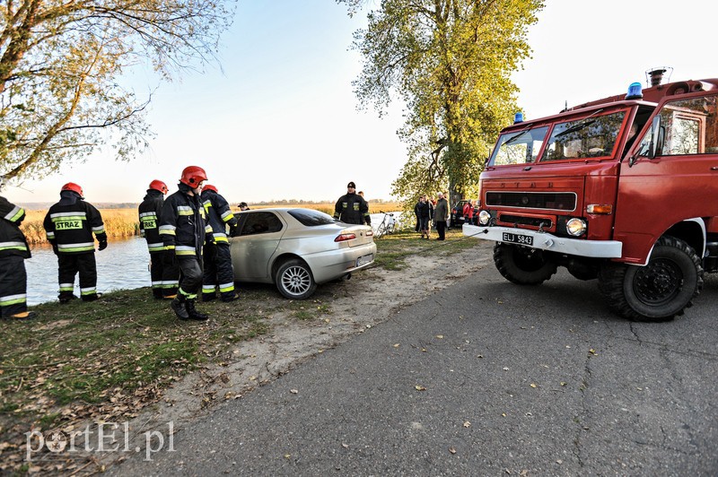 Kierowca Alfy Romeo wjechał do rzeki zdjęcie nr 95986