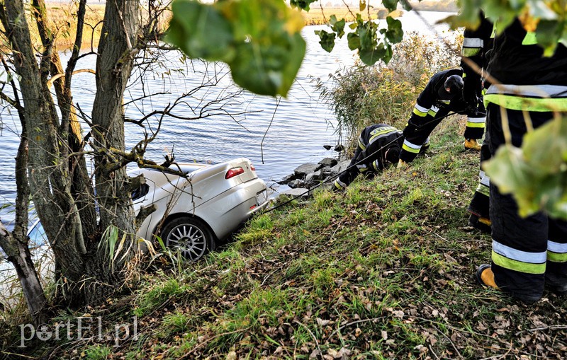 Kierowca Alfy Romeo wjechał do rzeki zdjęcie nr 95983