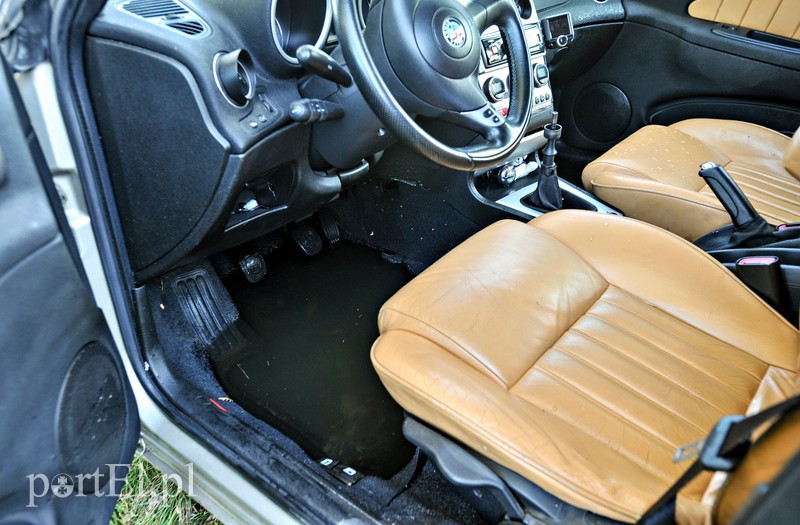 Kierowca Alfy Romeo wjechał do rzeki zdjęcie nr 95993