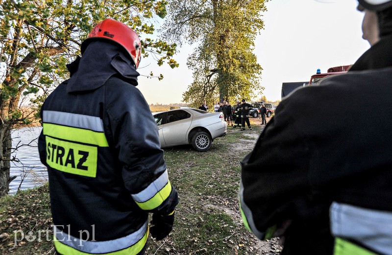 Kierowca Alfy Romeo wjechał do rzeki zdjęcie nr 95985