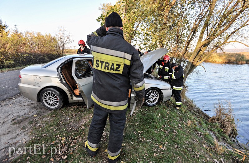 Kierowca Alfy Romeo wjechał do rzeki zdjęcie nr 95987