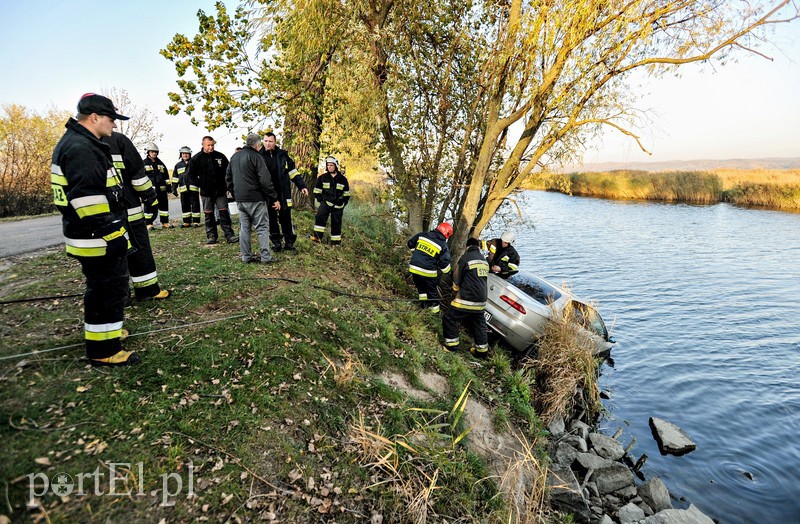 Kierowca Alfy Romeo wjechał do rzeki zdjęcie nr 95980