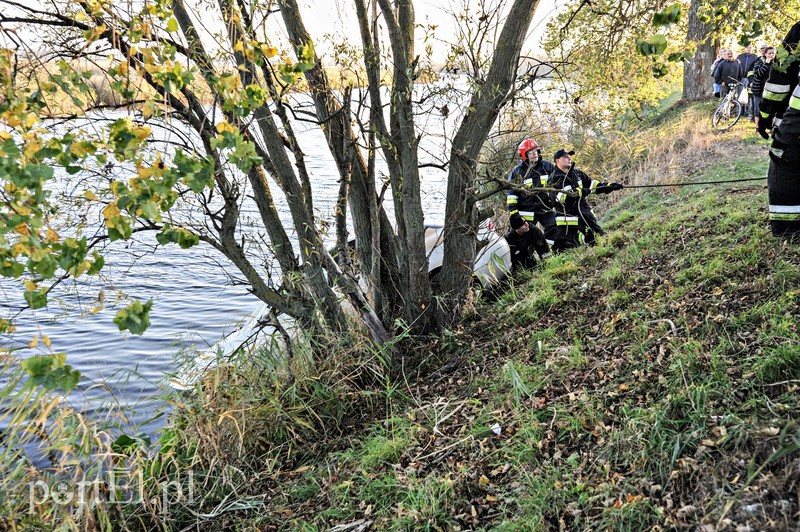 Kierowca Alfy Romeo wjechał do rzeki zdjęcie nr 95982