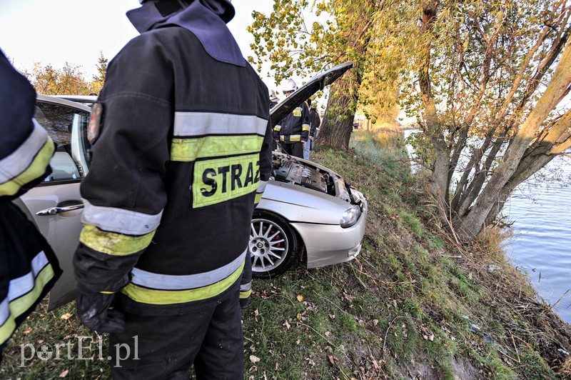 Kierowca Alfy Romeo wjechał do rzeki zdjęcie nr 95990