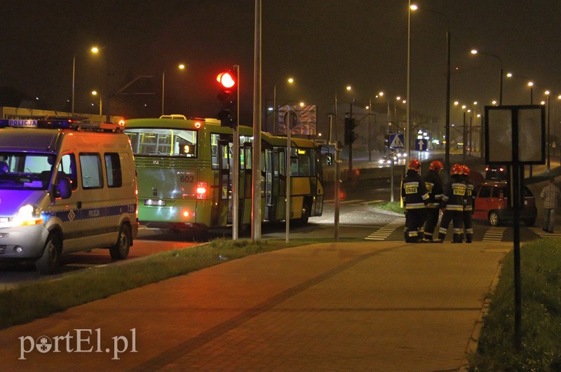 Wjechała pod autobus, trzy osoby ranne zdjęcie nr 96563