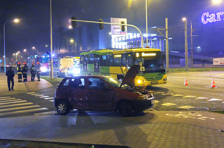 Wjechała pod autobus, trzy osoby ranne zdjęcie nr 96562