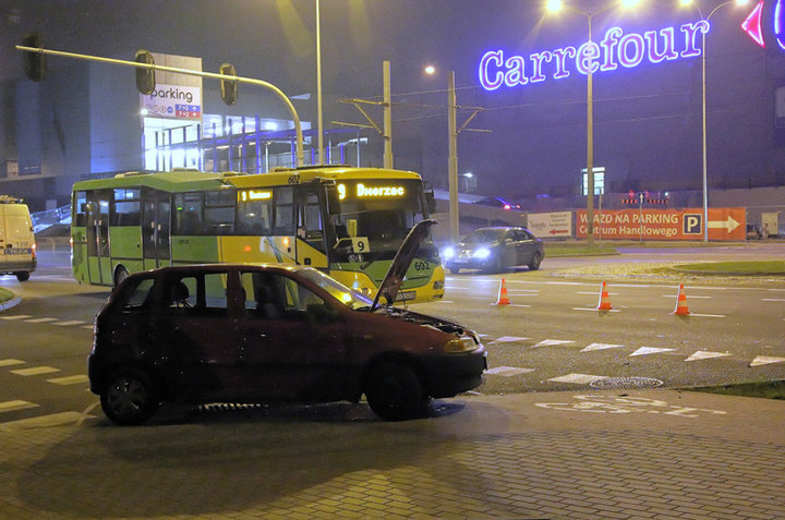 Wjechała pod autobus, trzy osoby ranne zdjęcie nr 96567