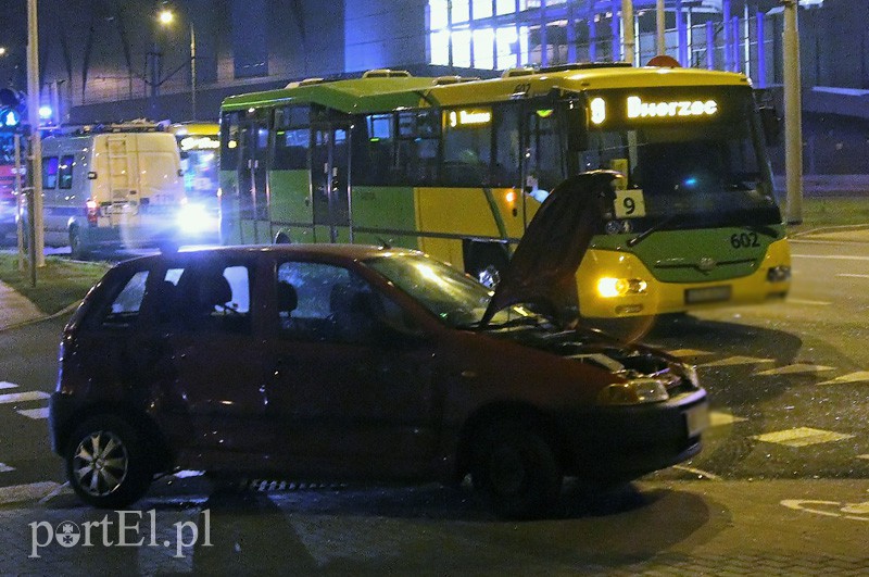 Wjechała pod autobus, trzy osoby ranne zdjęcie nr 96569